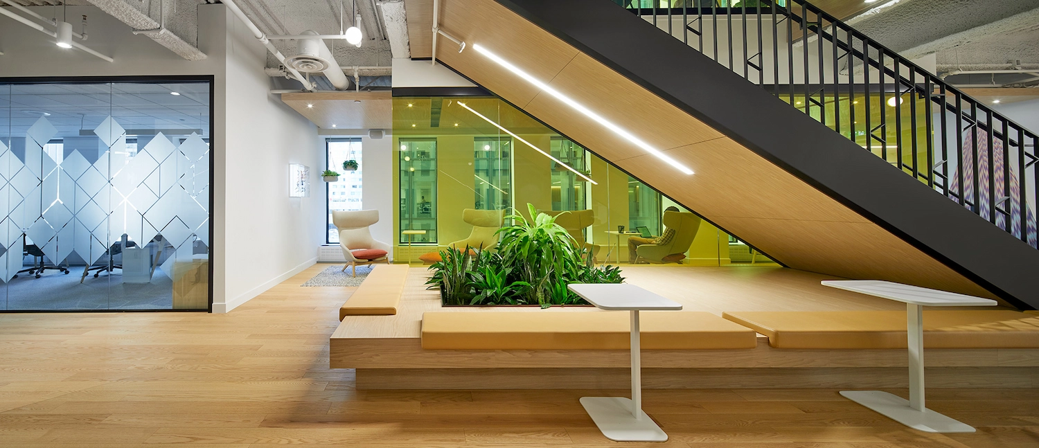 Moderne fintech kontor med digitale handelssystemer